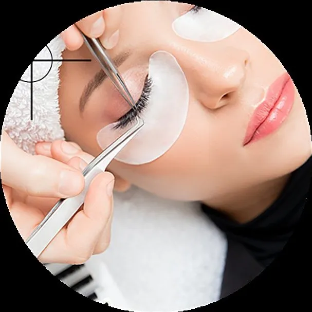 Pose de faux cils à la pince sur une cliente.