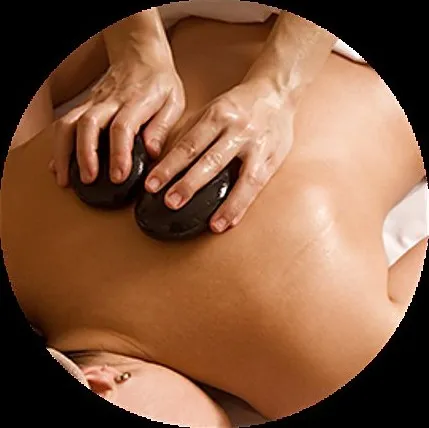 Massage du dos avec des pierres chaudes.