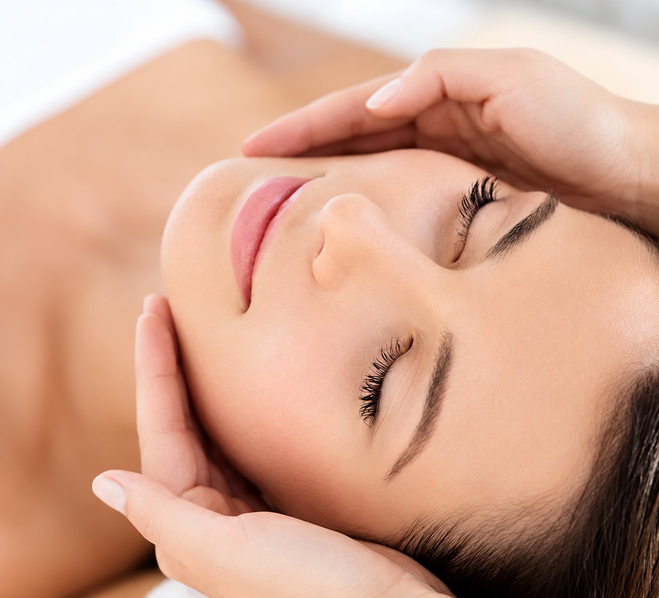 Femme allongée pendant un soin du visage.