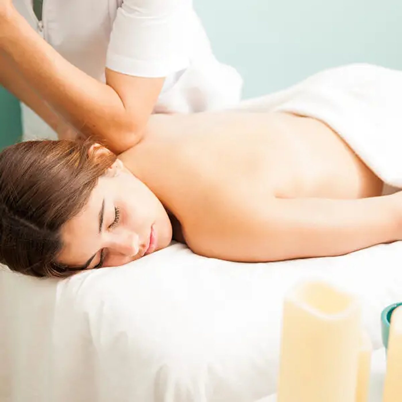 Femme recevant un massage du dos dans un institut de bien-être.