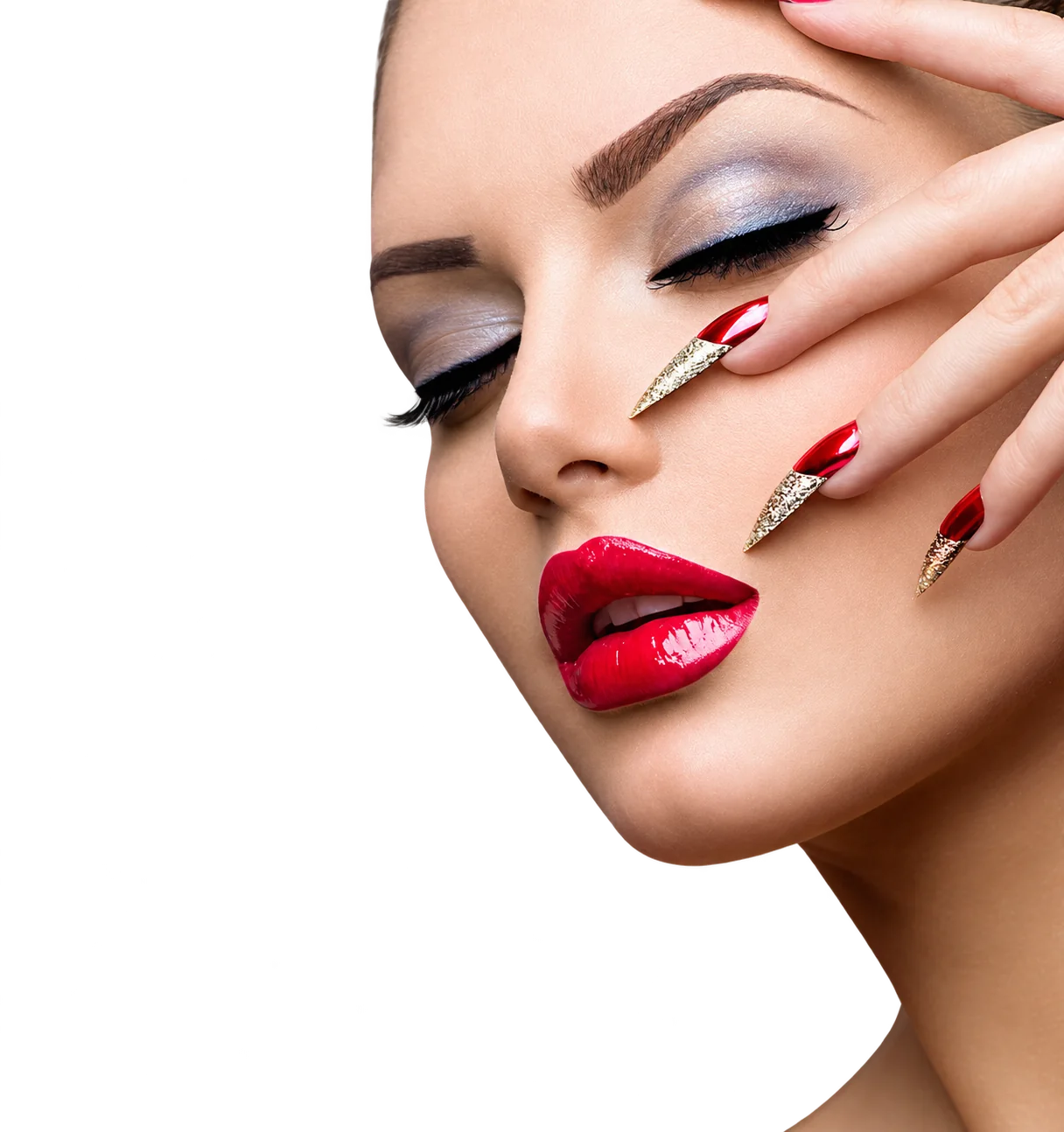 Visage de femme maquillé, ongles stiletto rouges et dorés.