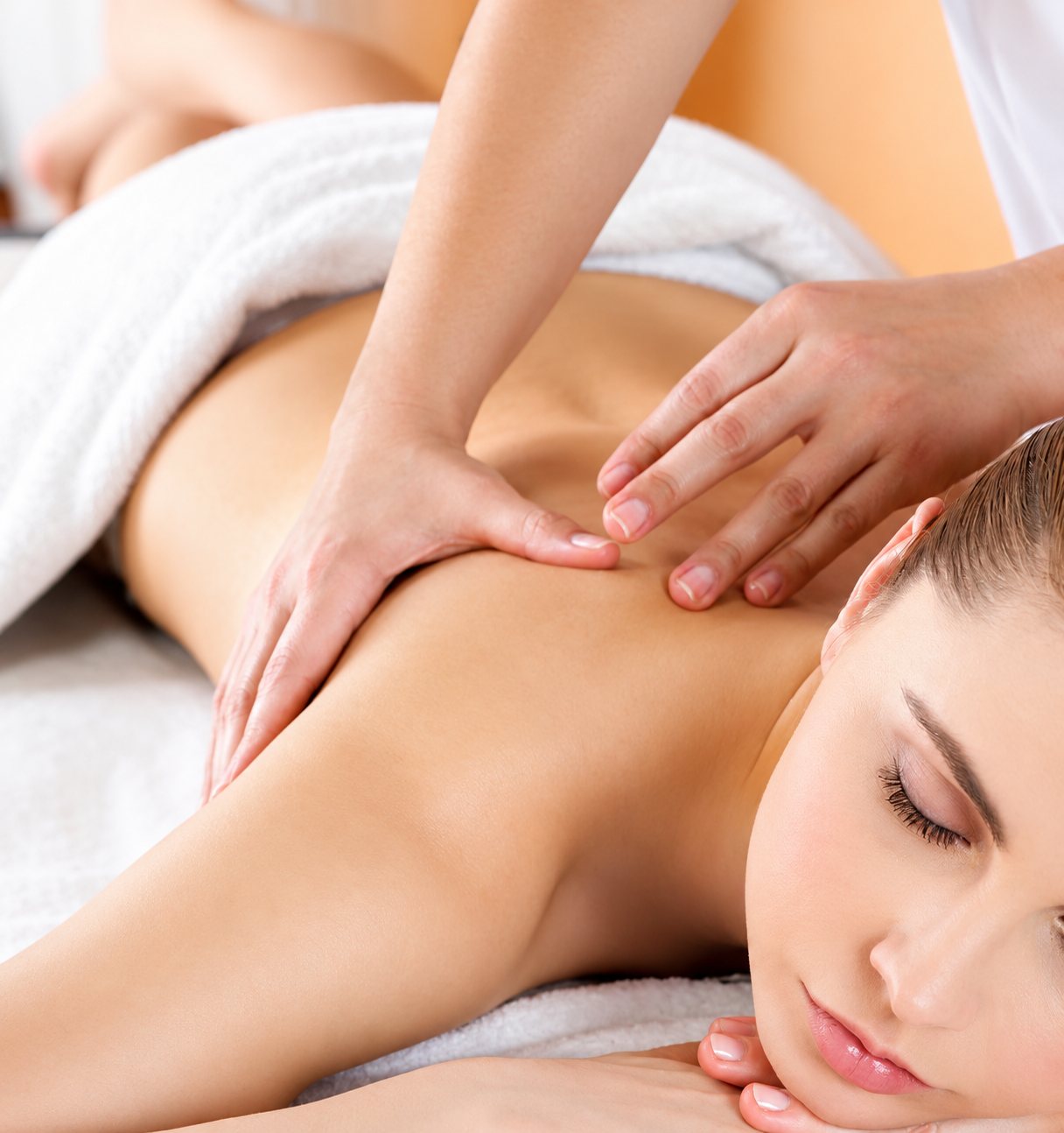 Massage du dos d’une femme dans un institut de bien-être.